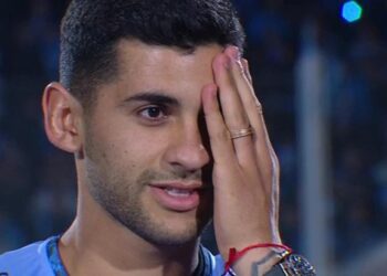 El Cuti Romero fue ovacionado en un Gigante de Alberdi iluminado de flashes celestes