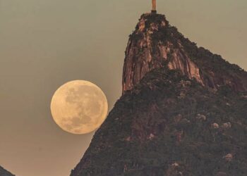 Tras dos años de espera, un fotógrafo capturó una insólita imagen del Cristo Redentor