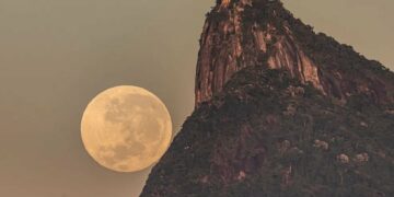 Tras dos años de espera, un fotógrafo capturó una insólita imagen del Cristo Redentor