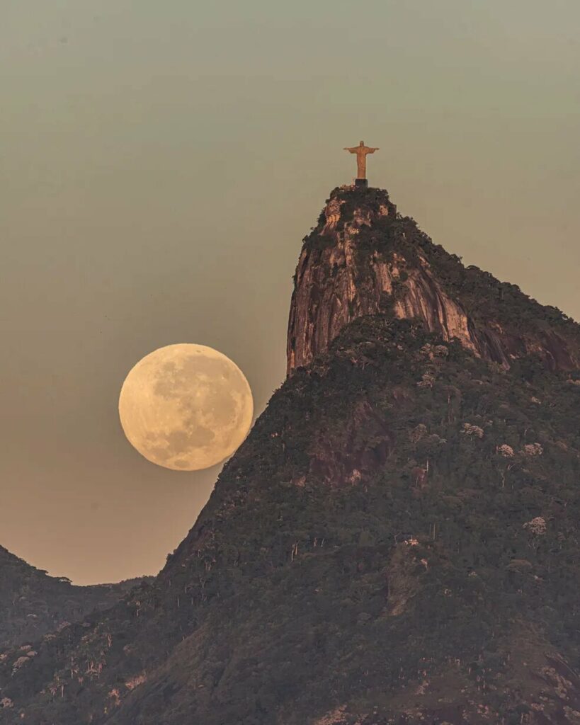 Tras dos años de espera, un fotógrafo capturó una insólita imagen del Cristo Redentor