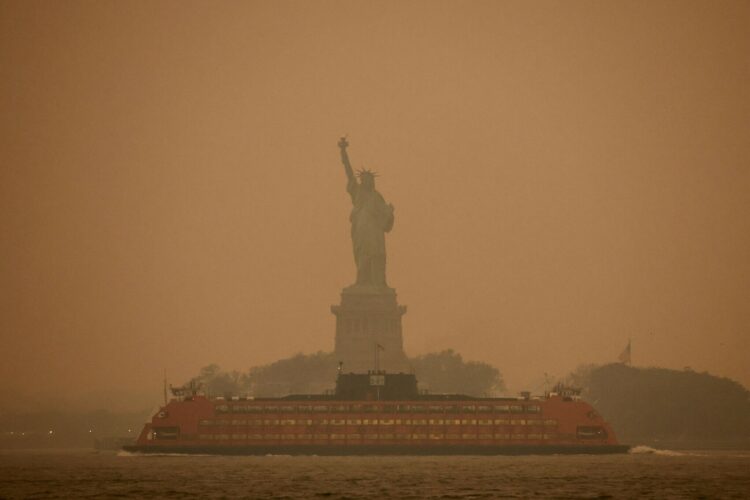 Nueva York amaneció bajo una nube naranja.