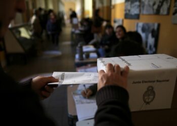 Arrancaron los comicios en toda la provincia para elegir Gobernador