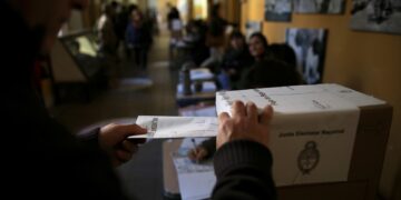 Arrancaron los comicios en toda la provincia para elegir Gobernador