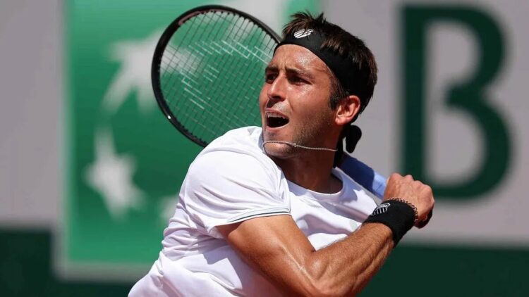 Etcheverry avanza a la tercera etapa de Roland Garros y Cachín fue eliminado