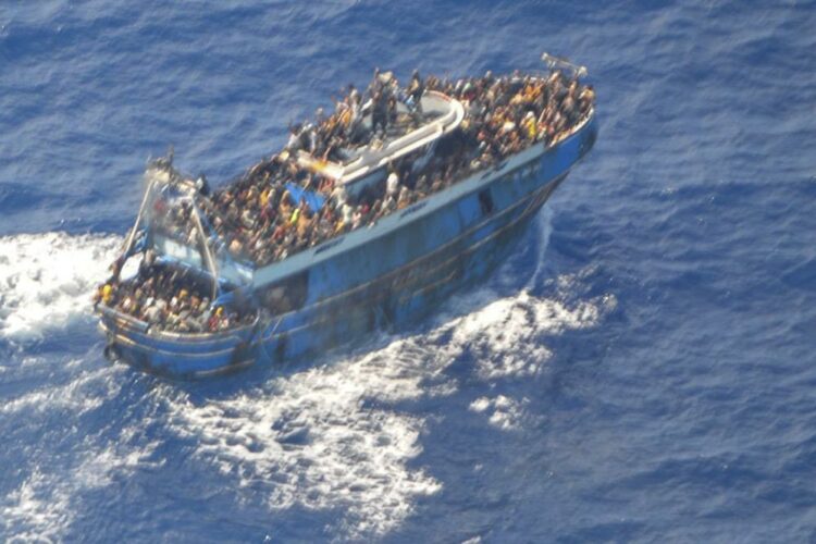 Un barco pesquero que transportaba inmigrantes que intentaban llegar a Europa volcó y se hundió el miércoles frente a las costas de Grecia.