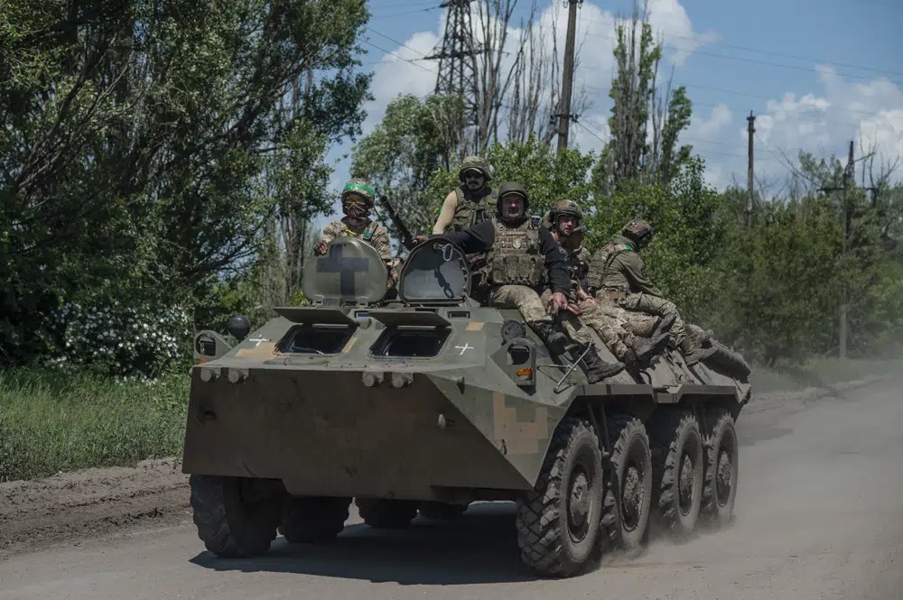 Un tanque de guerra con soldados ucranianos en la ciudad de Bajmut.