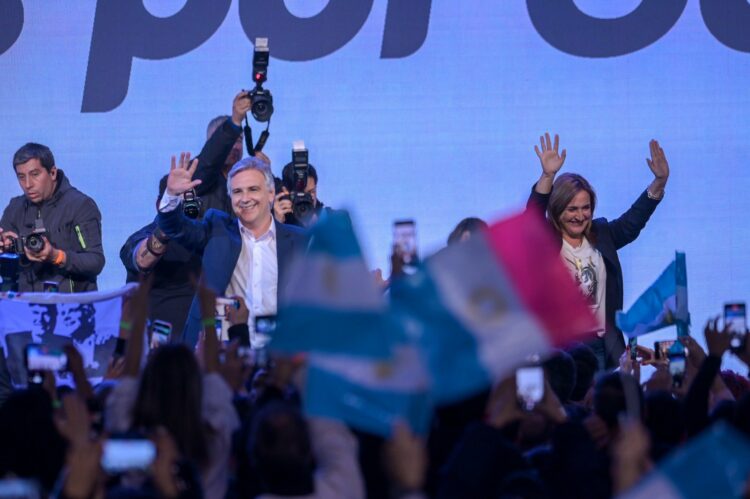 En horas de la madrugada, Llaryora festejó su victoria junto a Prunotto.