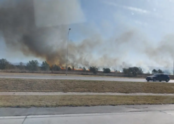 Bomberos lograron contener un devastador fuego en pastizales de la Fuerza Aérea