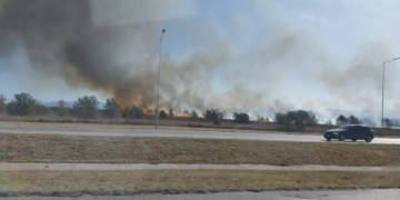 Bomberos lograron contener un devastador fuego en pastizales de la Fuerza Aérea