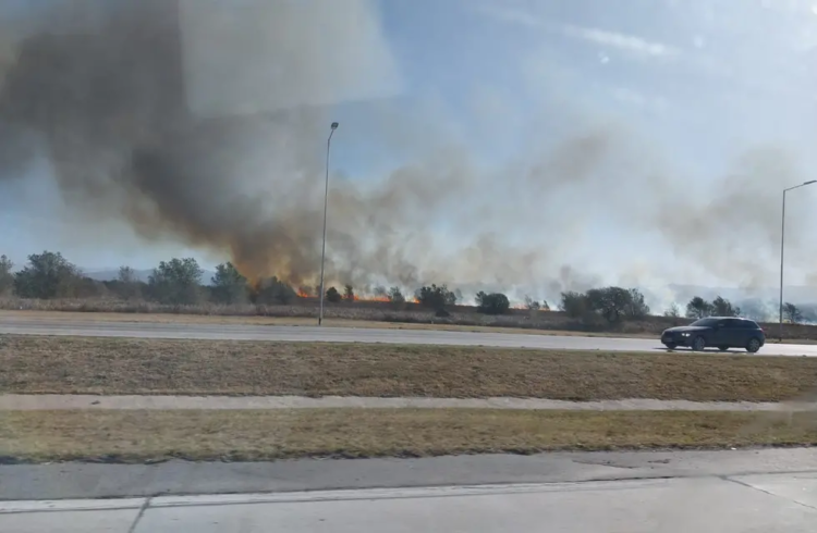 Bomberos lograron contener un devastador fuego en pastizales de la Fuerza Aérea
