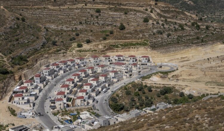 Colonias israelíes se construyen en la Cisjordania ocupada por militares.