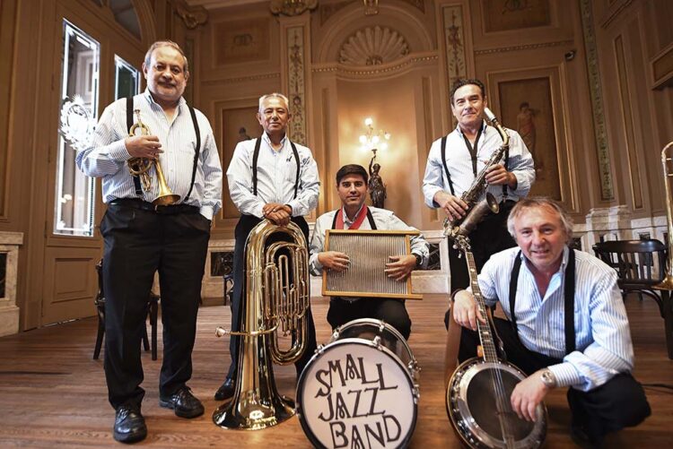 Melodías que encantan: Los talentosos músicos de Small Jazz.