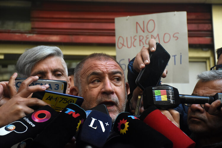 El candidato a gobernador dialogó con los medios al regresar a Córdoba.
