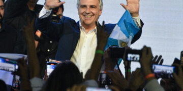 Por la Capital, Llaryora será gobernador