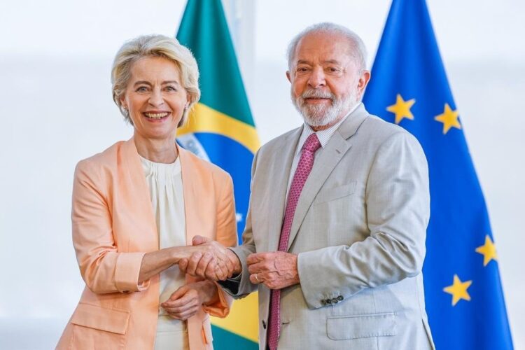 Luiz Inácio Lula da Silva junto a la presidenta de la Comisión Europea, Ursula von der Leyen.