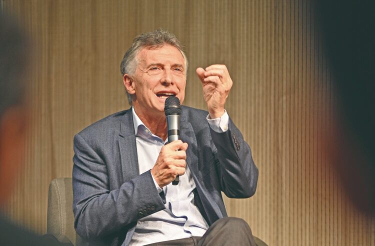 Macri, junto a Tagle y a Juez en el momento previo a su disertación.