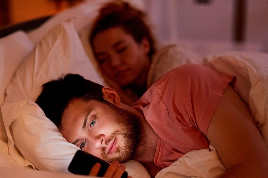 Se durmió, pero su novio le hizo algo indignante que la despertó