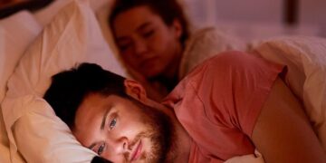 Se durmió, pero su novio le hizo algo indignante que la despertó