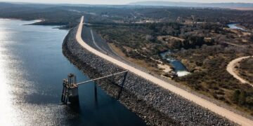 Así rescataron a un hombre de 74 años que se cayó al dique de Embalse