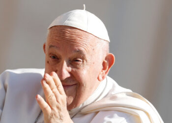 El papa Francisco fue operado de una hernia abdominal y ya está «despierto y trabajando»