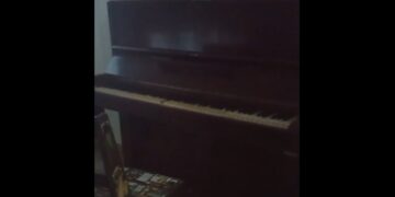 Logró captar el momento en el que el piano de una casa comienza a tocarse solo