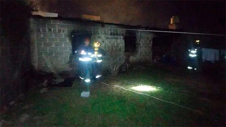 Un bebé murió en medio del incendio de una casa precaria