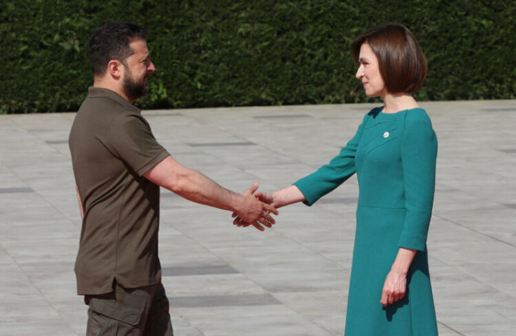 Zelenski en la cumbre de Moldavia junto a la presidenta de dicho país, Maia Sandu.