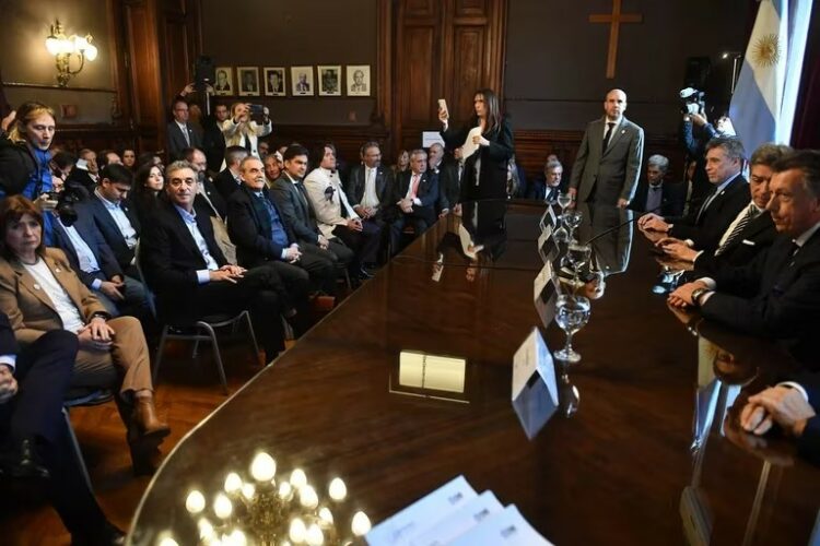 Los precandidatos sellaron un acuerdo contra las “fake news”