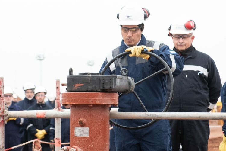 Trabajadores abren la primera válvula de llenado del gasoducto.