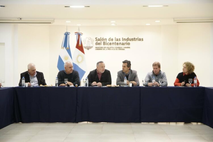 Accastello se reunió con empresarios locales para evaluar el panorama.