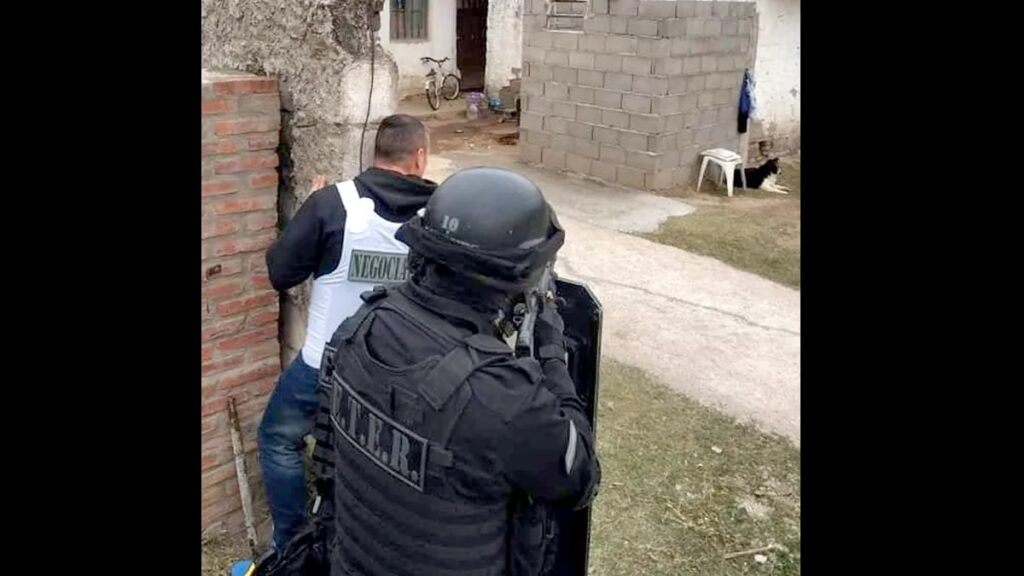 Entró a una casa armado y tuvo de rehén a una familia durante ocho horas