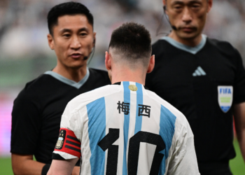 ¿Por qué la Selección lució una nueva camiseta con nombres en chino?