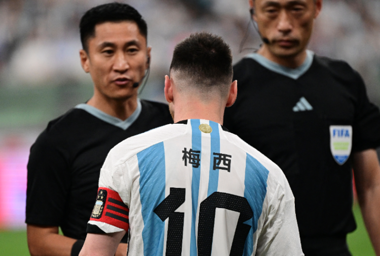 ¿Por qué la Selección lució una nueva camiseta con nombres en chino?