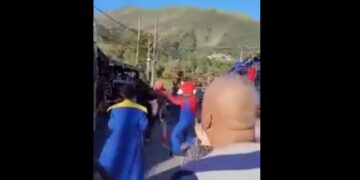 Así se agarraron a trompadas los superhéroes del “tren de la alegría” delante de los niños