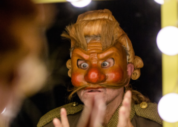 Gaspet, una obra sobre la vida de un viejo artesano, constructor de máscaras.