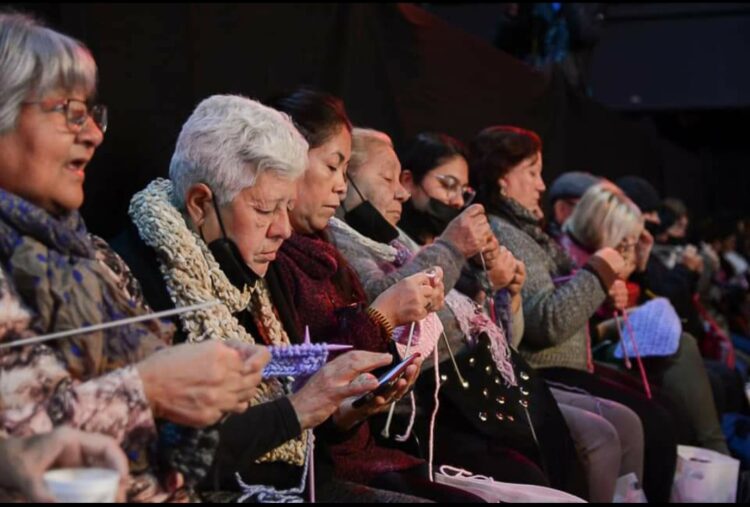 Vuelve la campaña solidaria donde se tejen frazadas con shows en vivo y sorteos