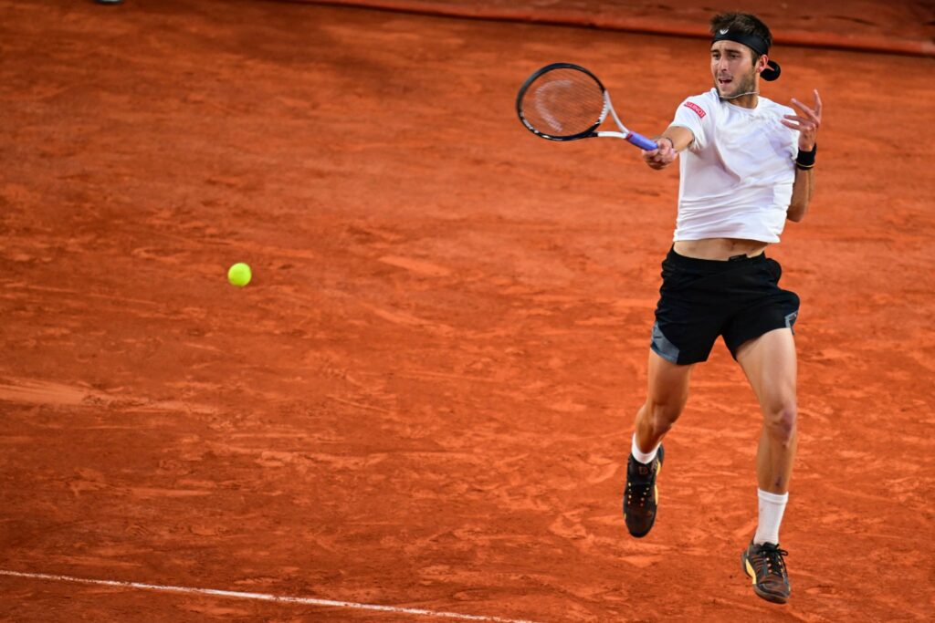 Etcheverry dio el golpe en Roland Garros y está en los cuartos de final