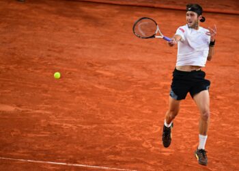 Etcheverry dio el golpe en Roland Garros y está en los cuartos de final