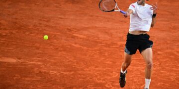 Etcheverry dio el golpe en Roland Garros y está en los cuartos de final