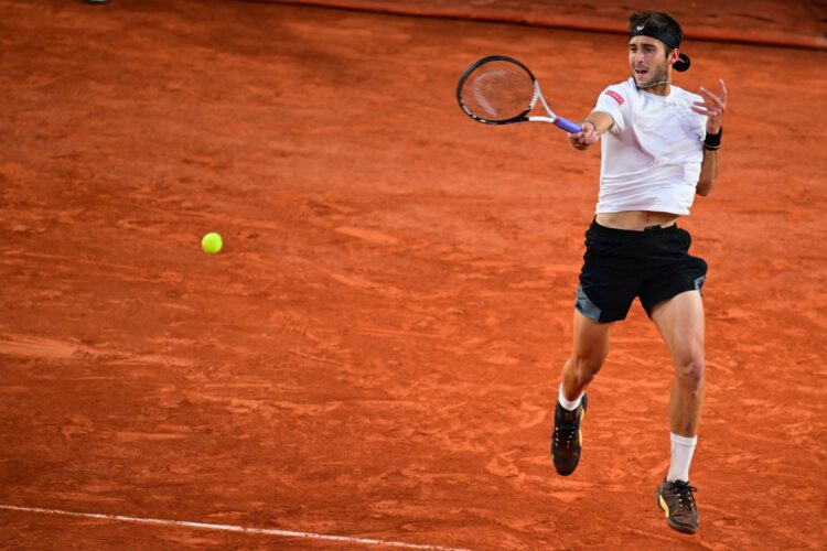 Etcheverry dio el golpe en Roland Garros y está en los cuartos de final