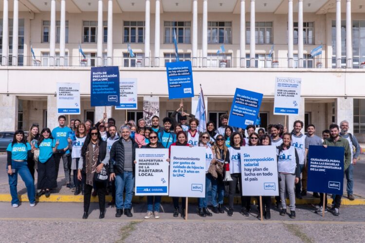 Docentes e investigadores de la UNC reunidos frente al Pabellón Argentina.