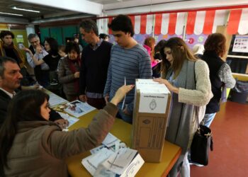 Se cerraron los comicios en Tucumán pero todavía hay mucha gente votando
