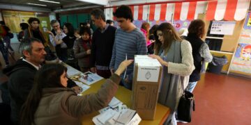 Se cerraron los comicios en Tucumán pero todavía hay mucha gente votando