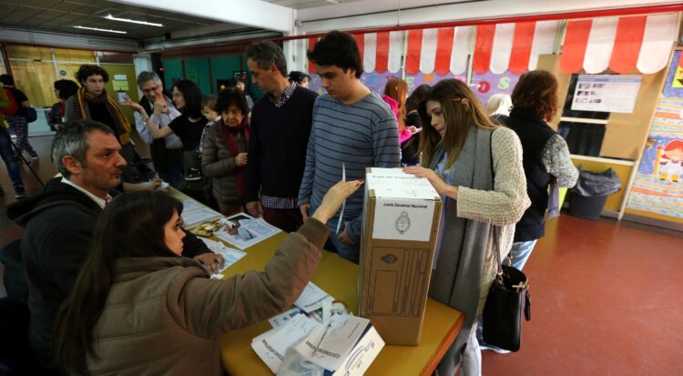 Se cerraron los comicios en Tucumán pero todavía hay mucha gente votando