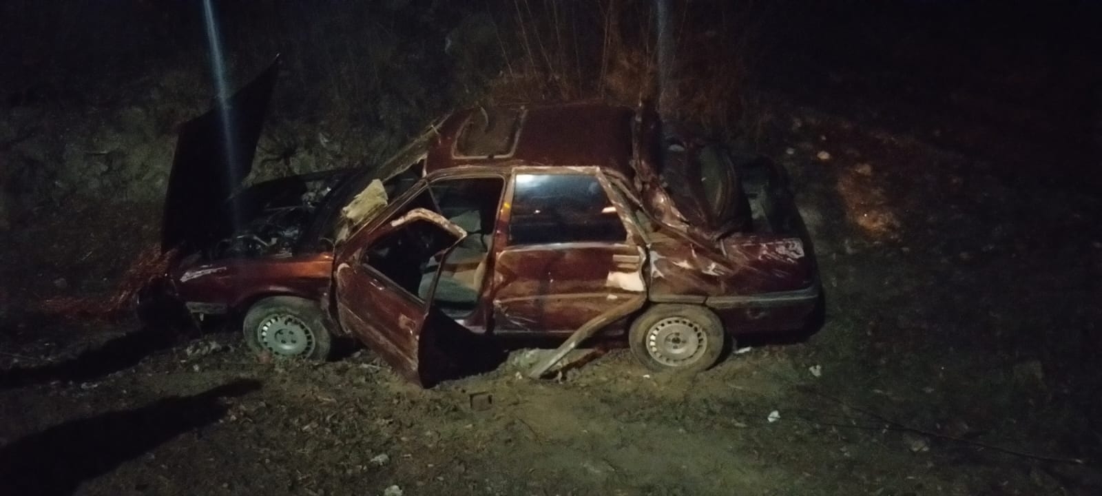 Por la lluvia, perdió el control, volcó y salió expulsado por el parabrisas