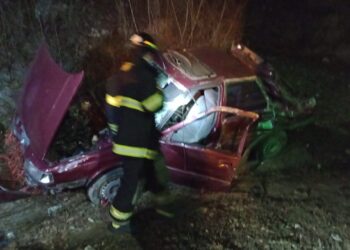 Por la lluvia, perdió el control, volcó y salió expulsado por el parabrisas