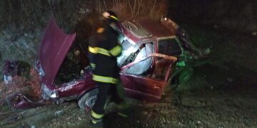 Por la lluvia, perdió el control, volcó y salió expulsado por el parabrisas