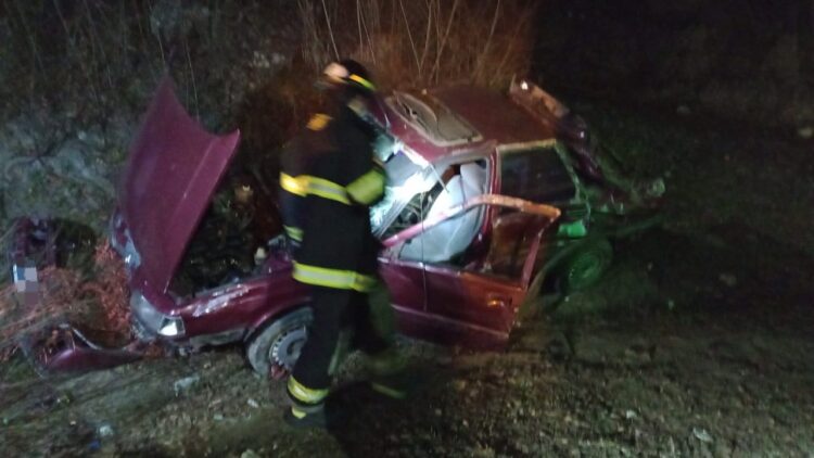 Por la lluvia, perdió el control, volcó y salió expulsado por el parabrisas