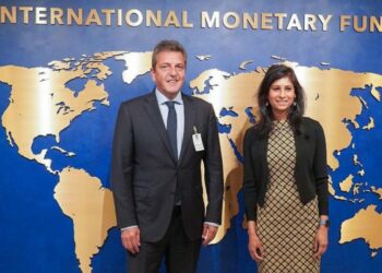 Argentina y el FMI llevan a cabo negociaciones para revisar el acuerdo sobre la deuda