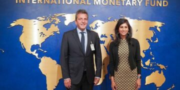 Argentina y el FMI llevan a cabo negociaciones para revisar el acuerdo sobre la deuda